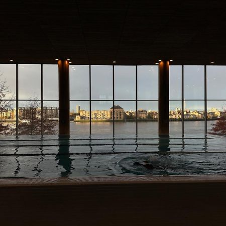فندق كاناري ريفرسايد بلازا لندن المظهر الخارجي الصورة View from the pool