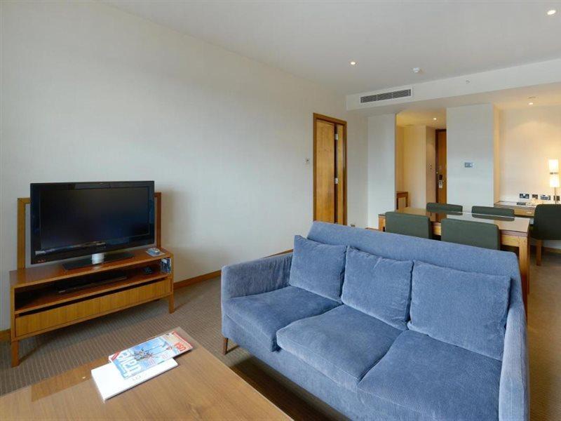 فندق كاناري ريفرسايد بلازا لندن المظهر الخارجي الصورة A living room in a serviced apartment