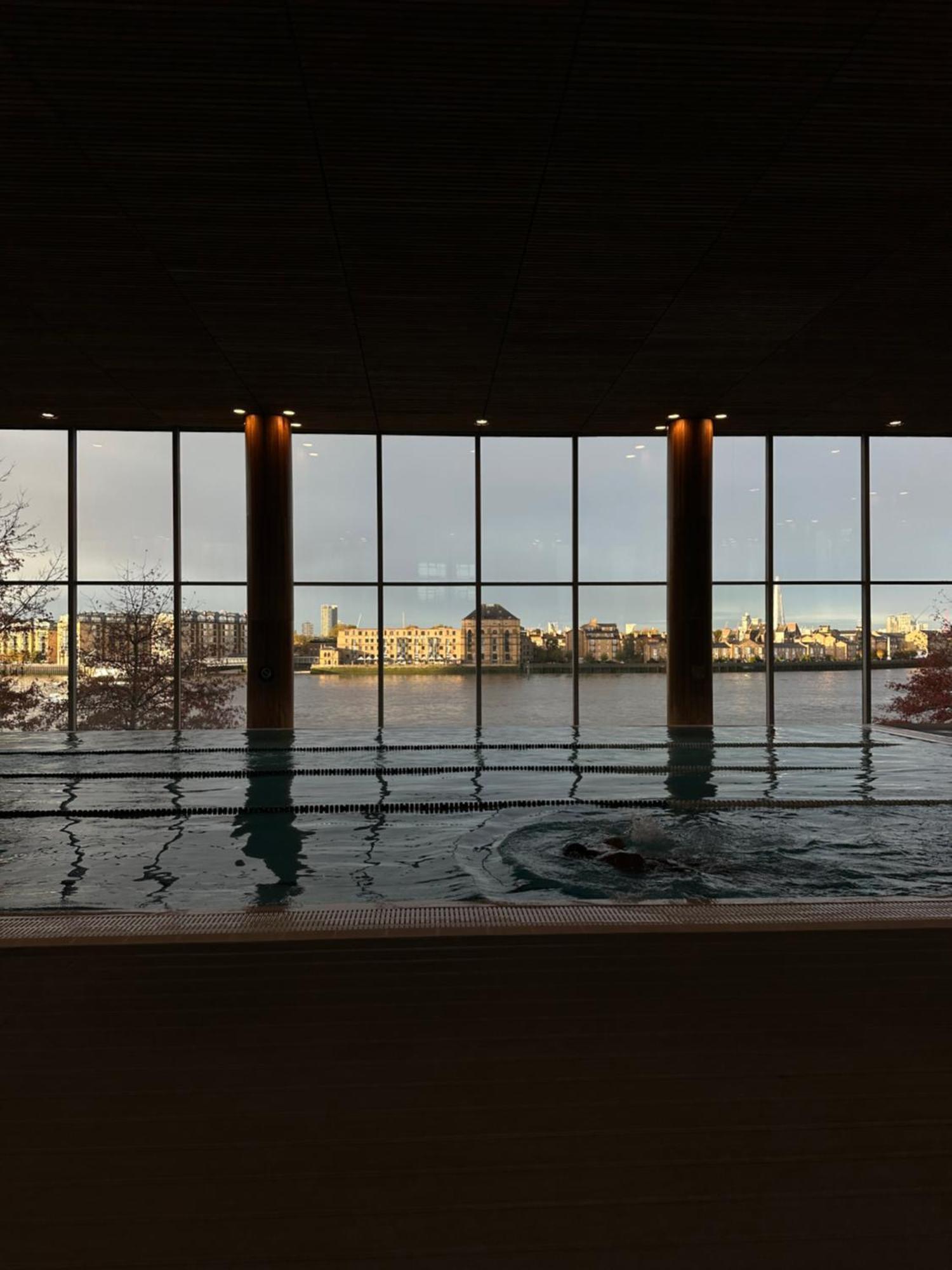 فندق كاناري ريفرسايد بلازا لندن المظهر الخارجي الصورة View from the pool