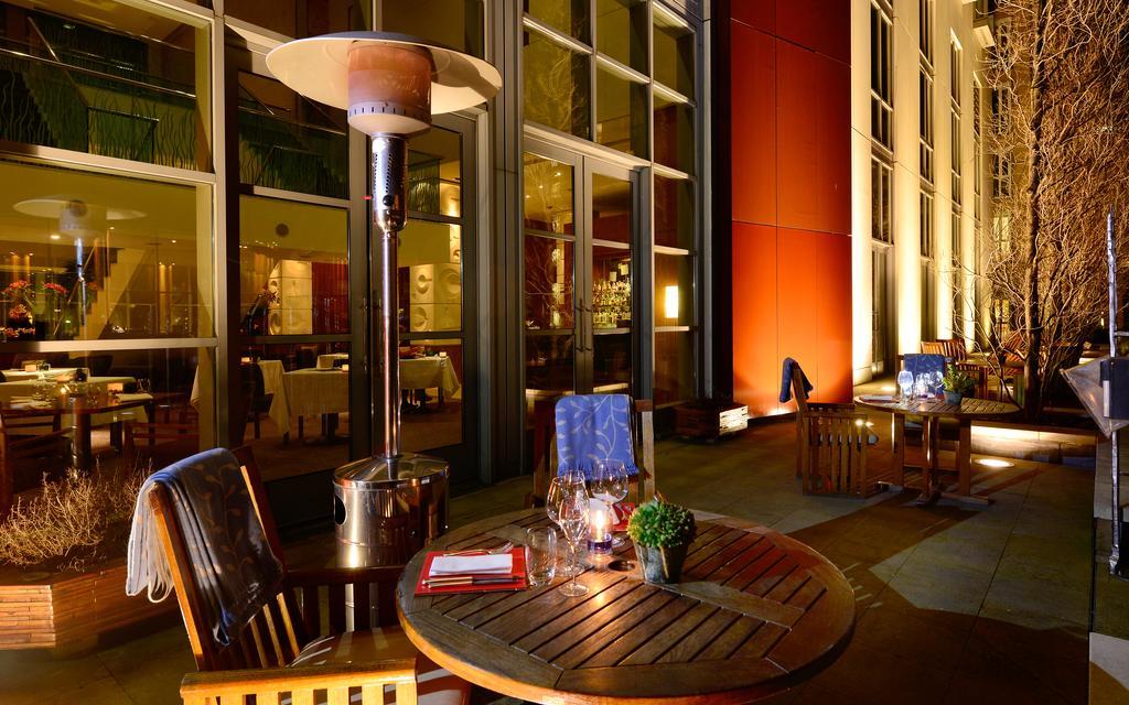 فندق كاناري ريفرسايد بلازا لندن المظهر الخارجي الصورة Patio at the Four Seasons Hotel