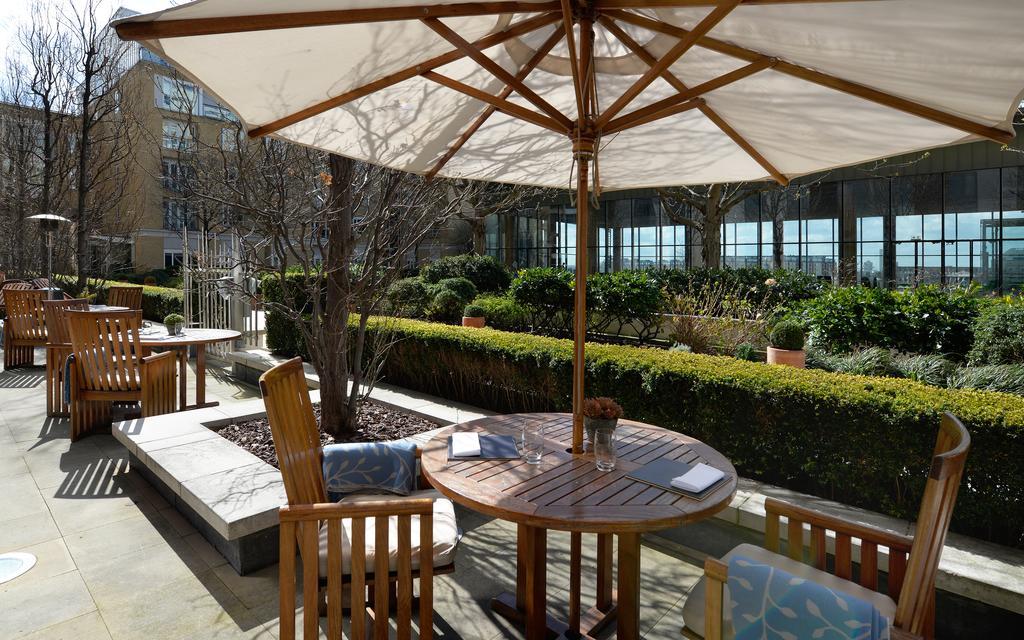 فندق كاناري ريفرسايد بلازا لندن المظهر الخارجي الصورة The garden at the hotel