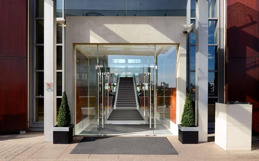 فندق كاناري ريفرسايد بلازا لندن المظهر الخارجي الصورة Entrance to the hotel