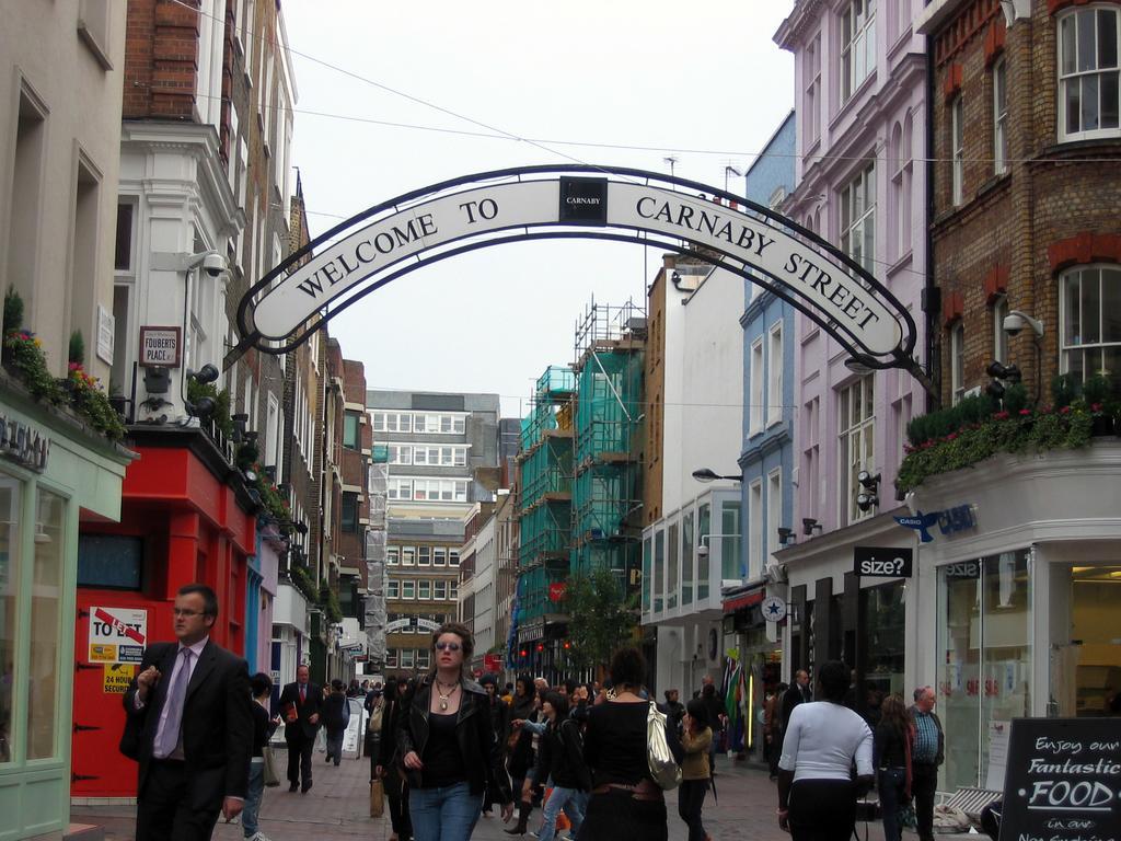 فندق كاناري ريفرسايد بلازا لندن المظهر الخارجي الصورة The entrance to Carnaby Street