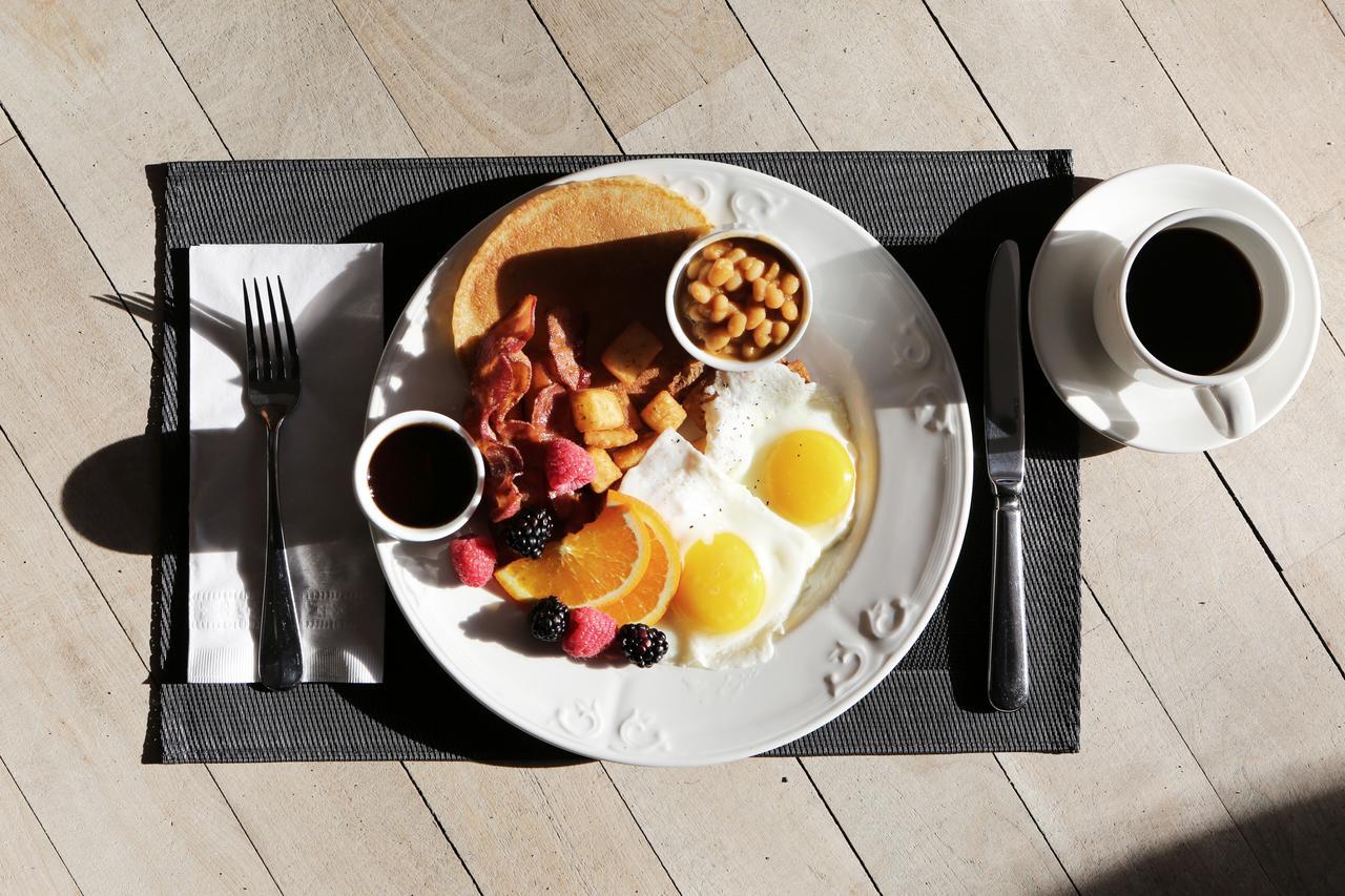 فندق كاناري ريفرسايد بلازا لندن المظهر الخارجي الصورة A typical American breakfast