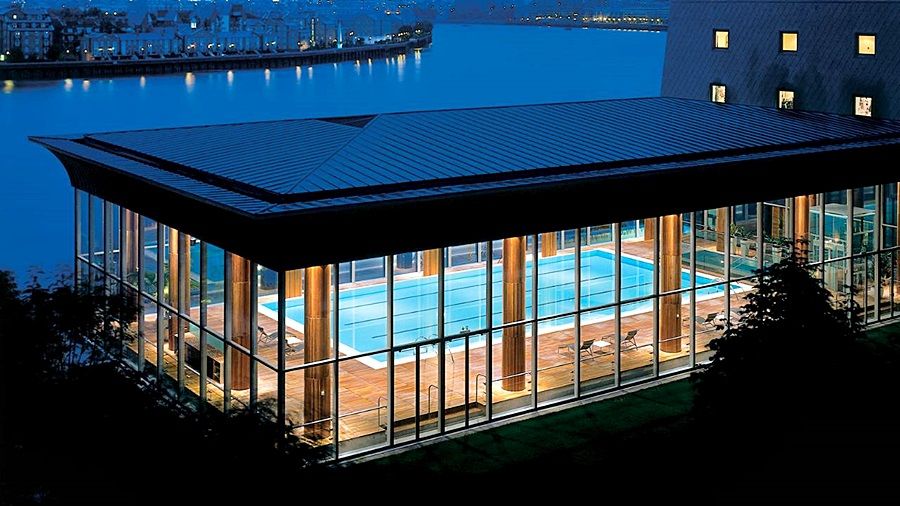 فندق كاناري ريفرسايد بلازا لندن المظهر الخارجي الصورة The swimming pool at the hotel